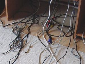 Tietokoneen ja oheislaitteiden kaapeleita