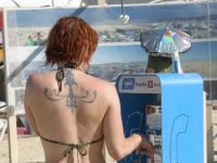 Puhelinkoppi ja tyttö