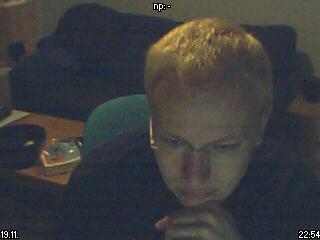 Tiedosto:Vaaleatukkaiseksi värjätty Jani webkamerakuvassa.jpg