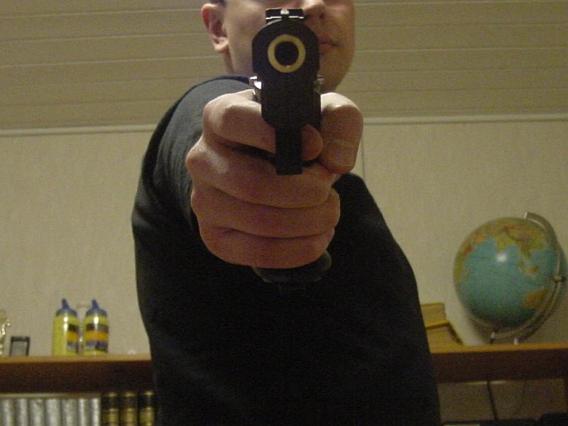 Tiedosto:Pistoolilla tähtääjä.jpg