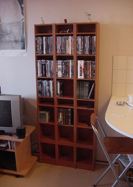 Tiedosto:DVD-hyllykkö.jpg