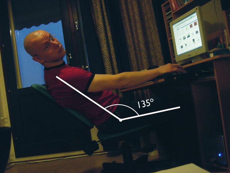 Tiedosto:135 asteen kulmassa istuminen.jpg