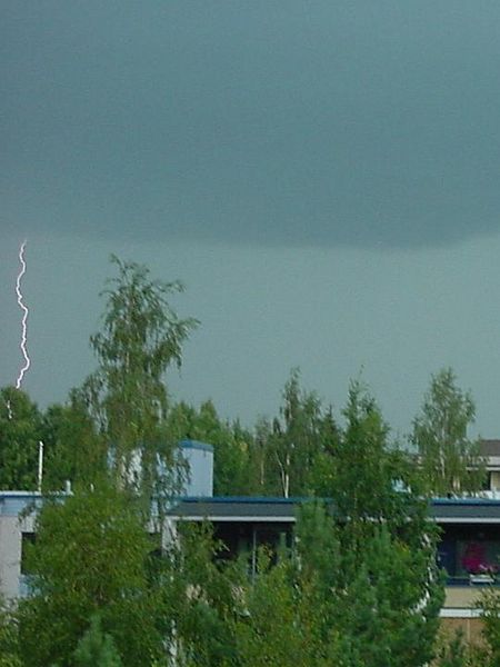 Tiedosto:Salama kerrostalojen takana.jpg