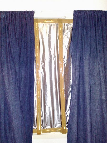 Tiedosto:Alumiinifoliota ikkunassa.jpg