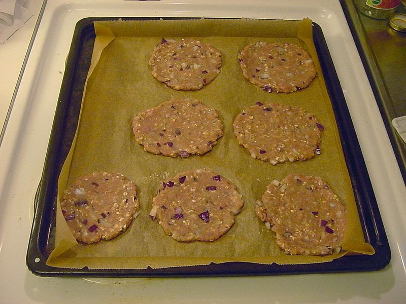 Tiedosto:Paistamattomia jauhelihapihvejä.jpg