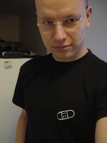 Tiedosto:Jani ja laastari-t-paita.jpg