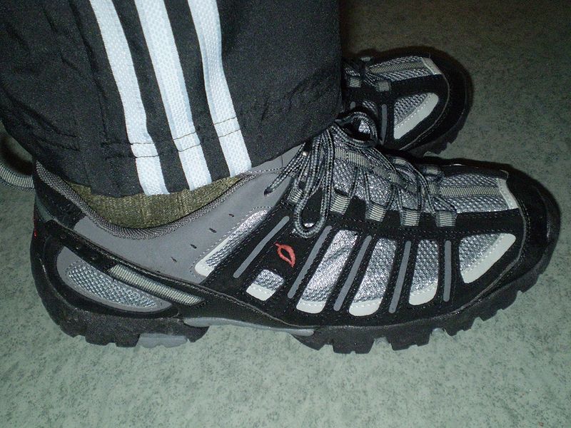 Tiedosto:Haltin lenkkikengät.jpg