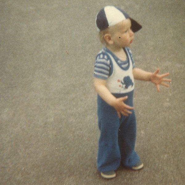 Tiedosto:Pikku-Jani lippa vinossa.jpg