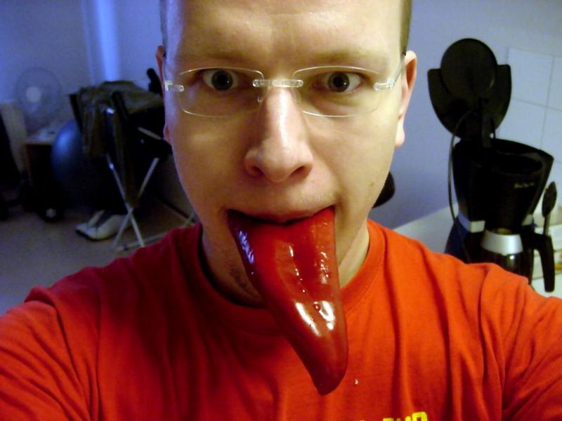 Tiedosto:Gene Simmons -imitaatio paprikalla.jpg