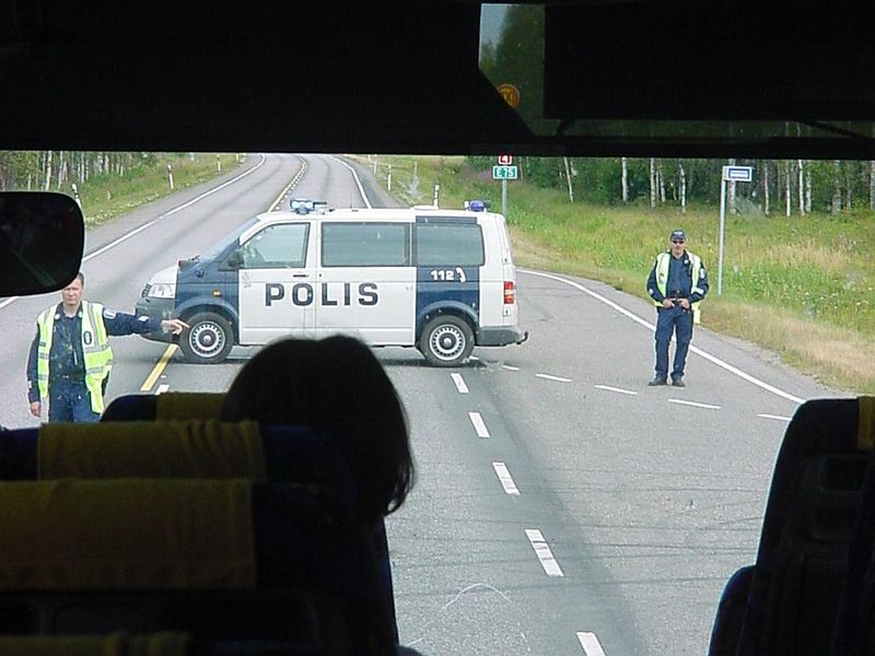 Tiedosto:Poliisi ohjaa liikennettä.jpg