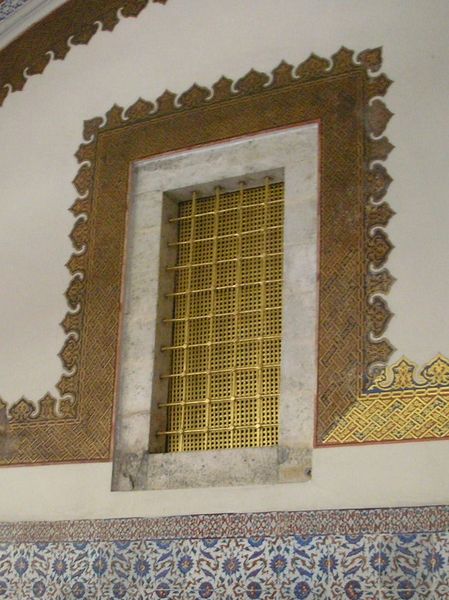 Tiedosto:Kultainen salakuuntelulävikkö.jpg