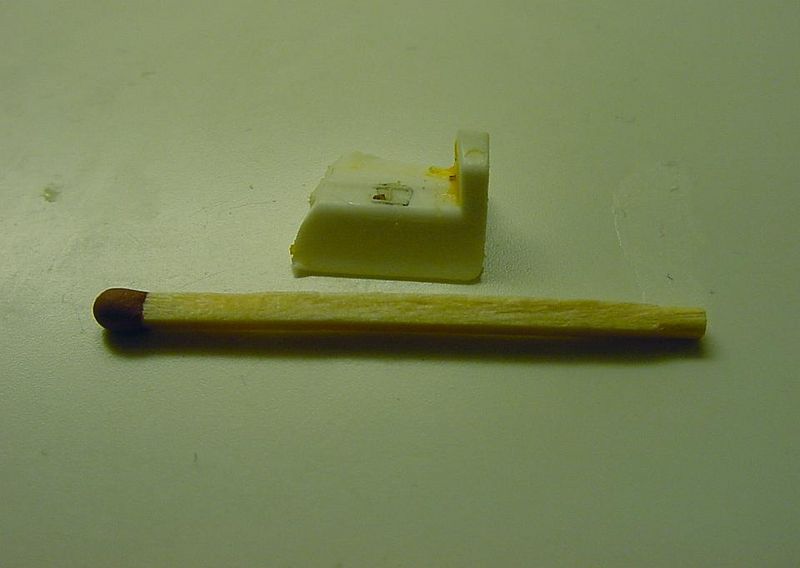 Tiedosto:Muovinpala (sivusta) ja tulitikku.jpg