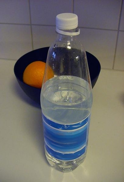 Tiedosto:1,5 litran lähdevesipullo, avattu.jpg