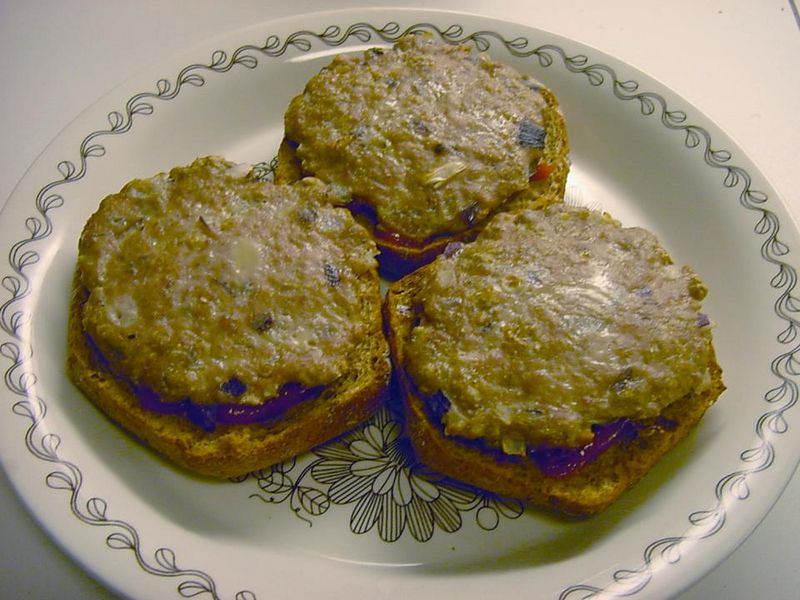 Tiedosto:Hampurilaisten pohjat ja pihvit.jpg