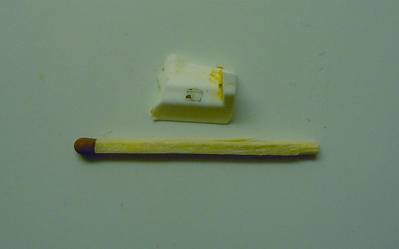 Tiedosto:Muovinpala (ylhäältä) ja tulitikku.jpg