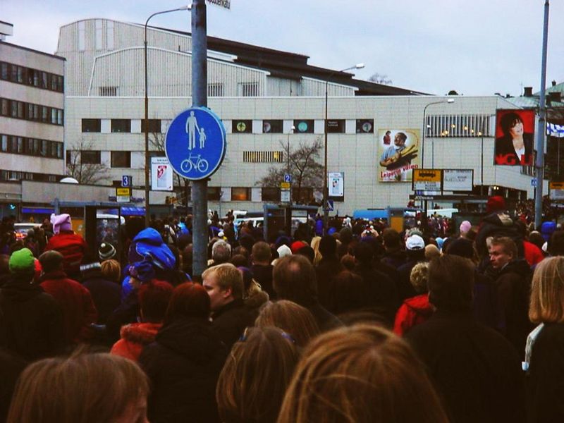 Tiedosto:Ihmisiä Vapaudenkadulla.jpg