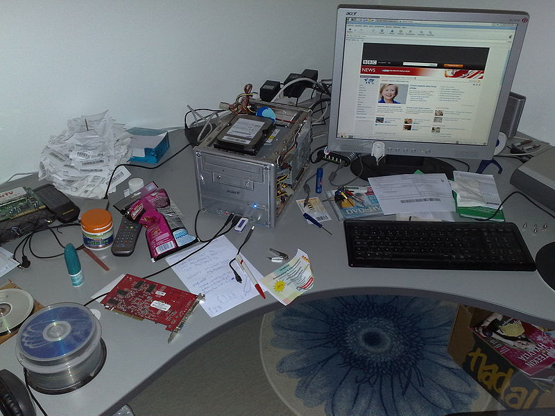 Tiedosto:Tietokonepöytä täynnä romua.jpg